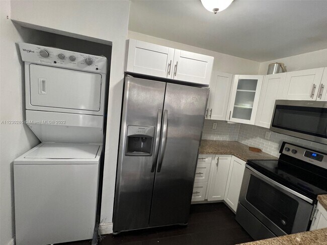 Building Photo - 10221 Fontainebleau Blvd