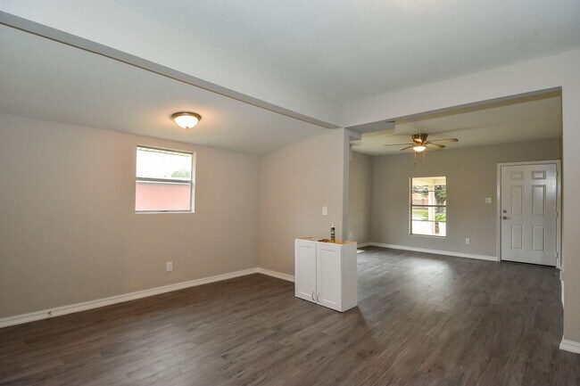 Foto del edificio - RECENTLY REMODELED 3 BEDROOM 2 BATH IN LA ...
