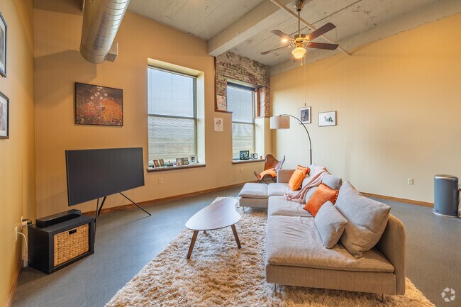2 habitaciones, 1 baño - 1060 pies cuadrados - Sala de estar modelo - Kansas Avenue Lofts