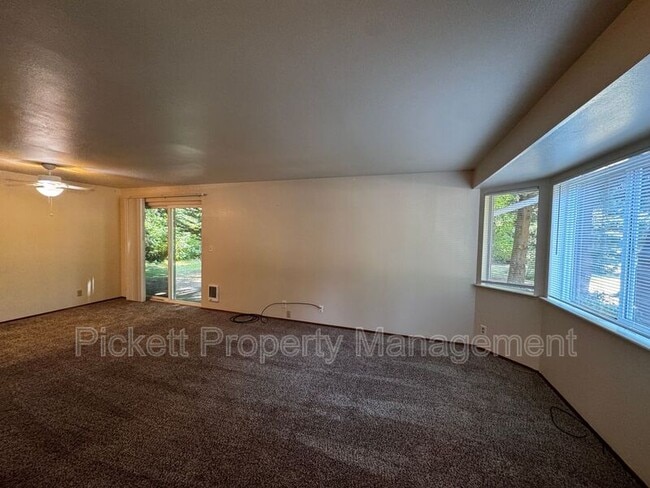 Foto del edificio - 9349 Old Military Rd NE