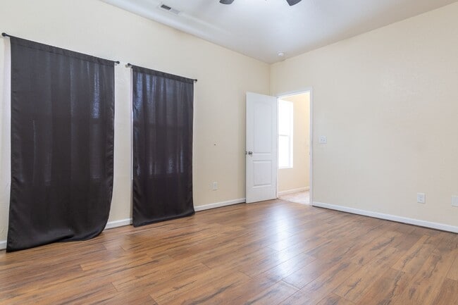 Building Photo - MOVE IN READY 3 Bedroom!