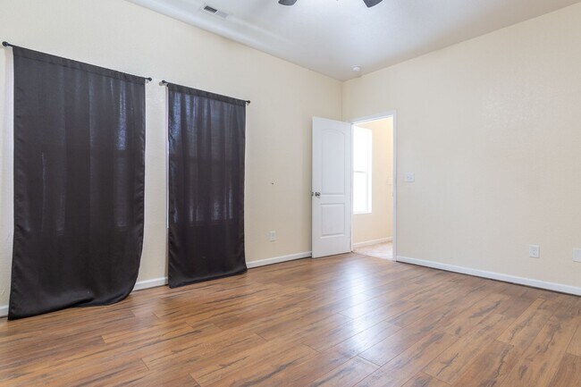 Foto del edificio - MOVE IN READY 3 Bedroom!