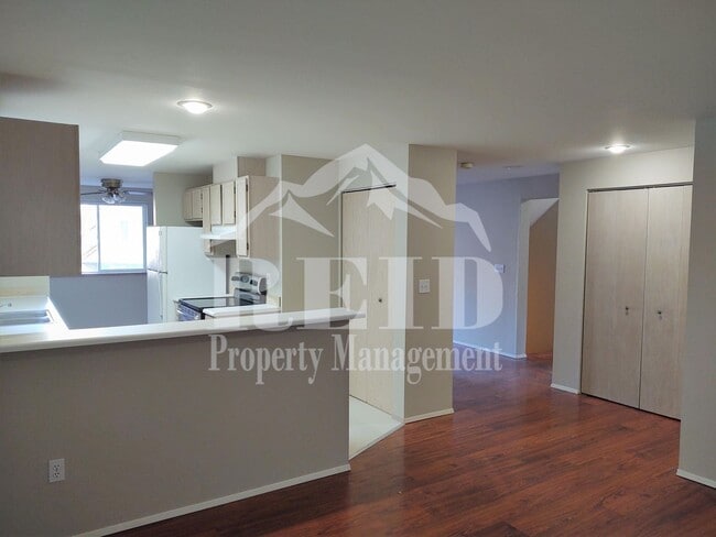 Building Photo - Silverdale's Ridgetop Townhome Near Island Lake