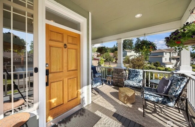 Building Photo - Spacious 4-Bedroom Gem with Fully Fenced Y...