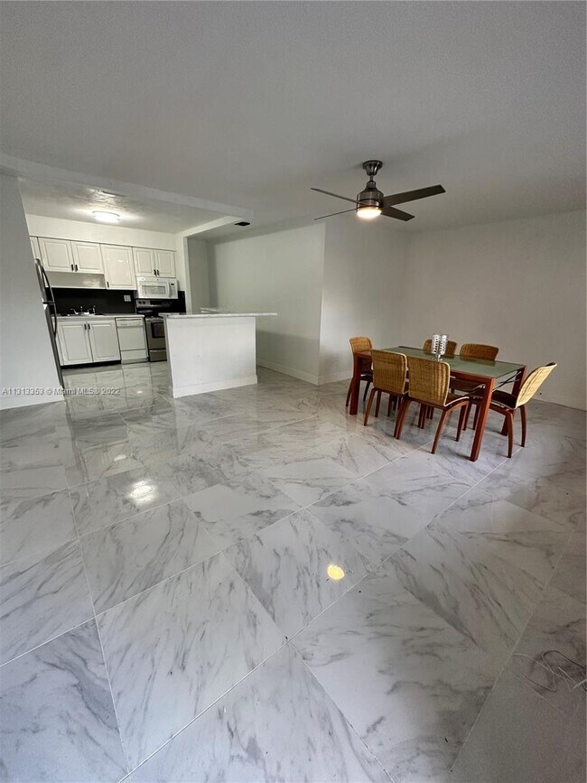 Foto del edificio - 2440 Oleander Dr