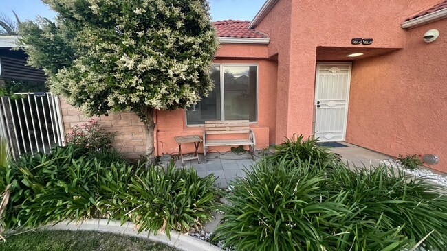 Front gardan - 38238 La Loma Ave