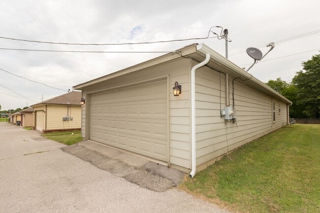 Building Photo - Emerson Elementary Zoned - 3 bedroom / 2 b...