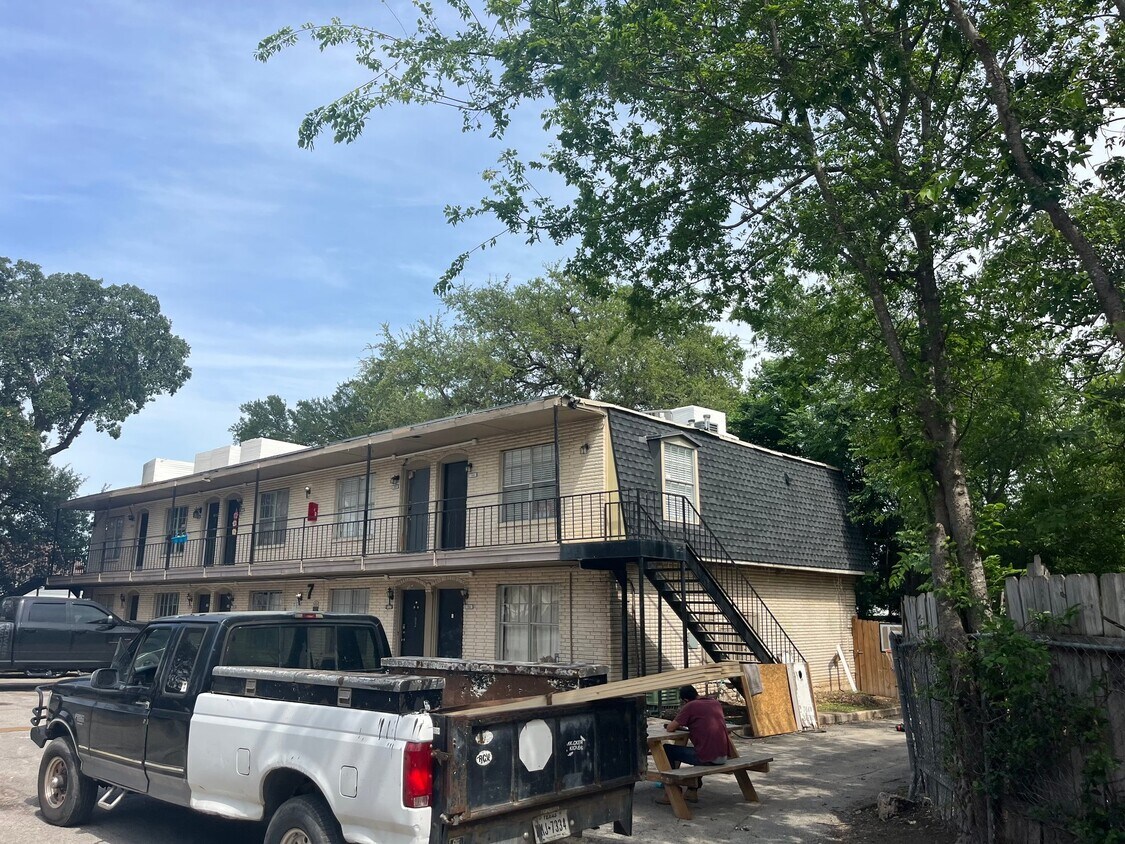 Building Photo - 170 De Chantle Rd