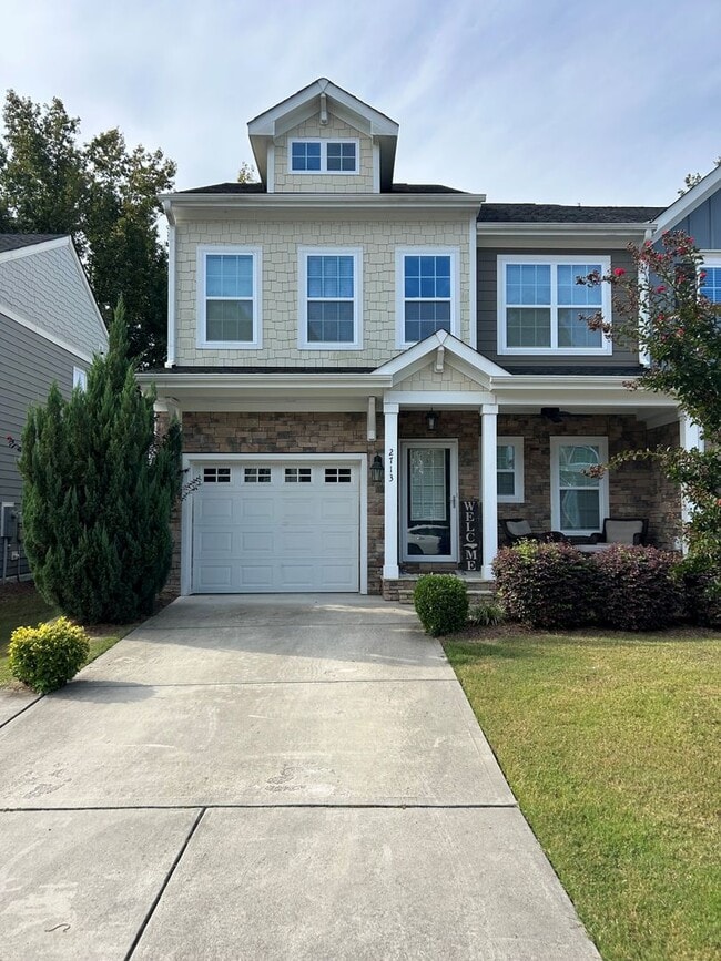 Building Photo - FIRST FLOOR MASTER BEDROOM-END UNIT-GREAT ...