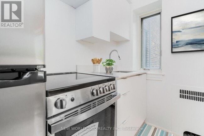 Photo du bâtiment - 110-110 St Clair Ave W