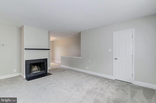 Building Photo - 4626B 28th Rd S