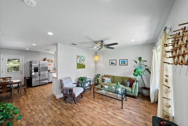 Building Photo - South Austin 3 Bedroom with a Garage!