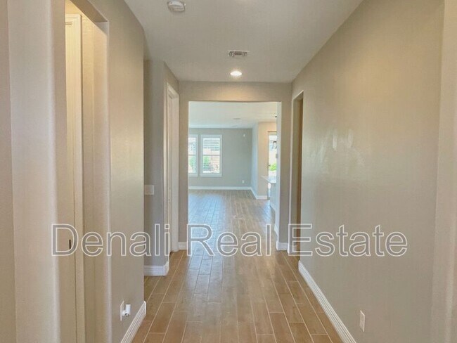 Foto del edificio - 13648 N 144th Dr