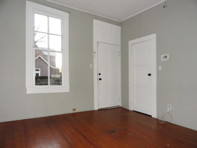 Building Photo - 652 N Wood Ave