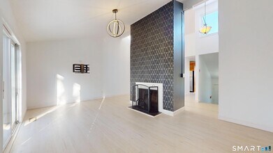 Building Photo - 10 Glenview Dr