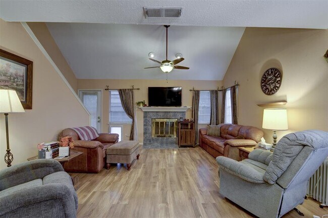 Foto del edificio - 16822 Rippling Mill Dr