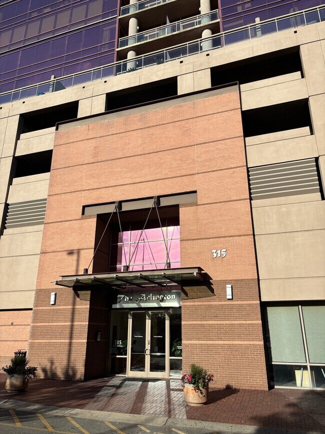 Foto del edificio - Fantastic Uptown Views 2 Bedroom 2 Bath co...