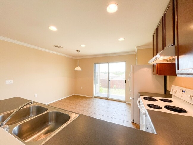Building Photo - Inviting 3 Bedrooms, 2 Bathrooms Home in W...