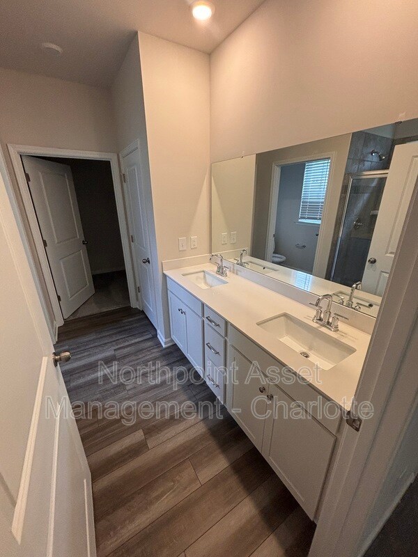 Foto del edificio - 138 Parkwood Ct