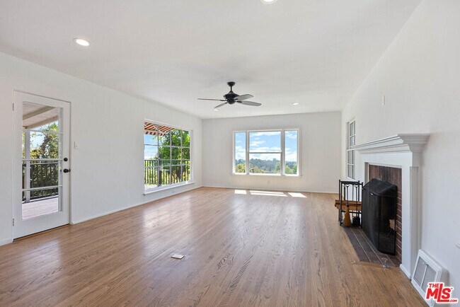 Building Photo - 214 Sequoia Dr