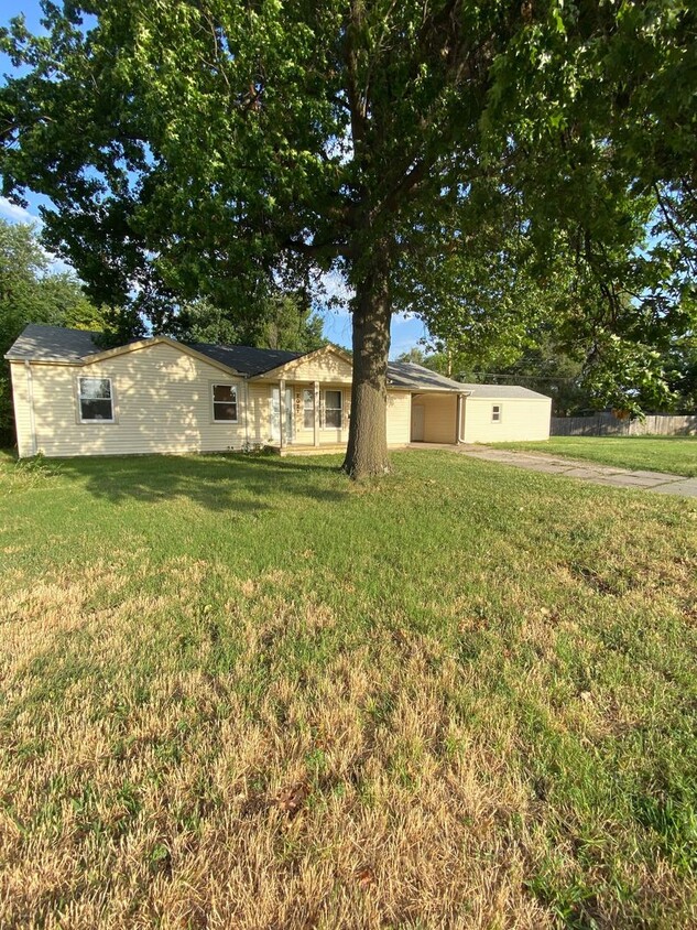 Primary Photo - Modern 3 Bedroom 1 1/2 Bath home with carp...