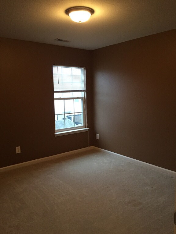 Building Photo - *** 1/2 OFF FIRST FULL MONTH OF RENT***