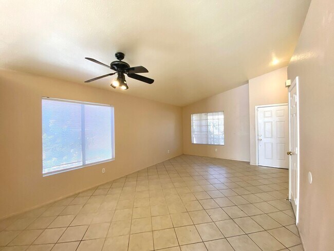 Foto del edificio - Charming 3-Bedroom Home Near Freeway & Shopping in 89108