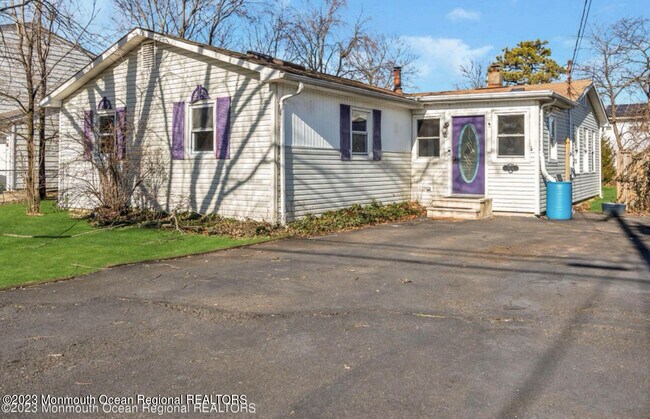 Building Photo - 703A Oak St