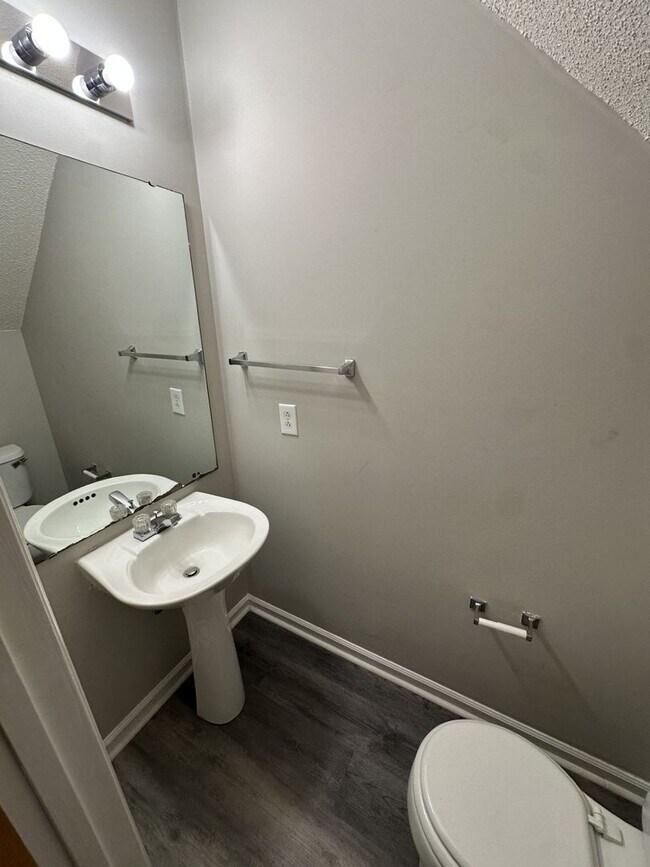 Building Photo - 2 Bedroom 1.5 Bathroom Townhome