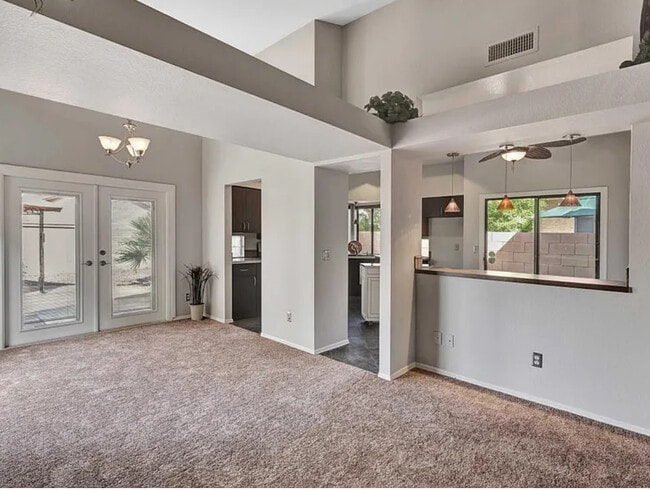 Dining area - 852 N Terrace Rd