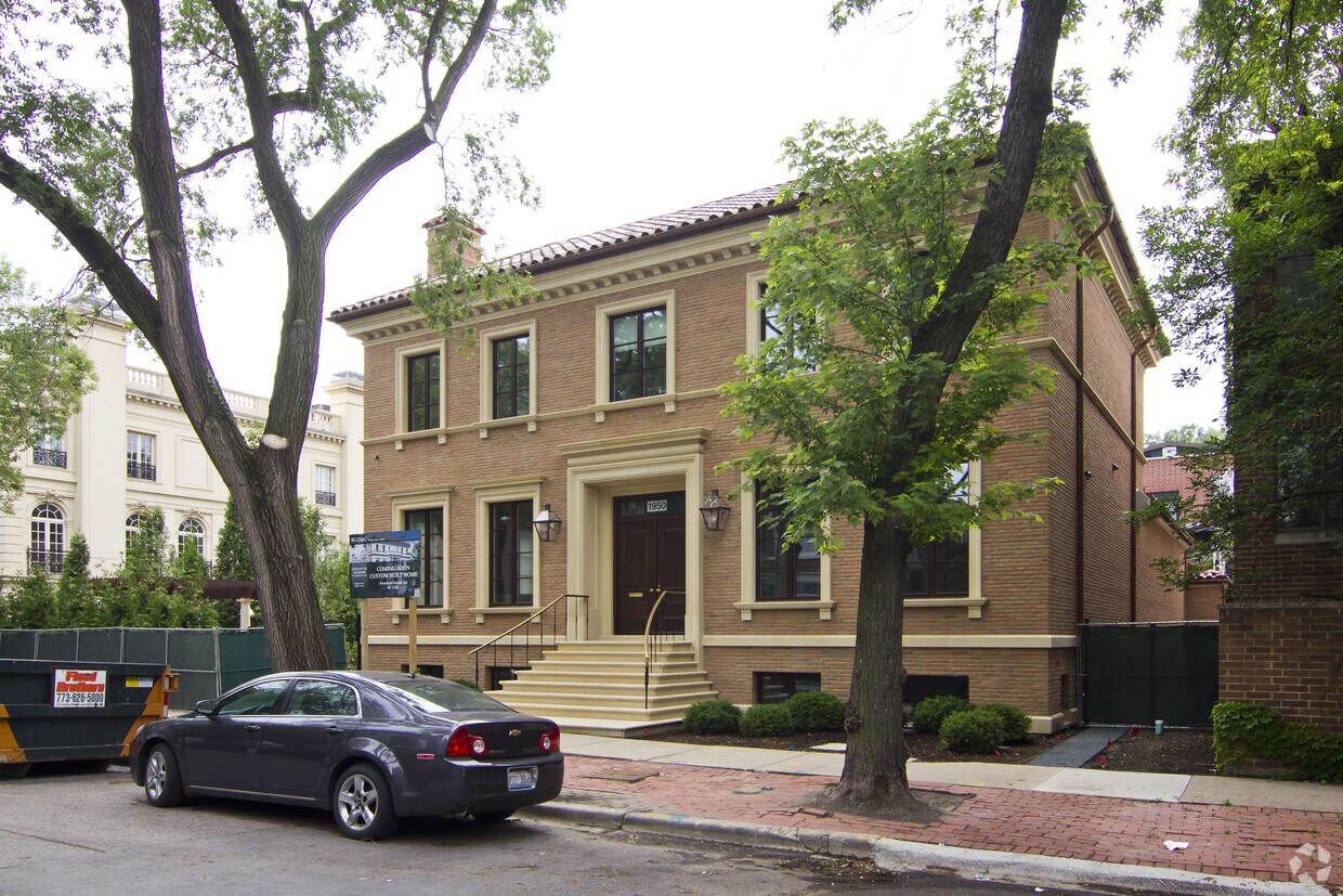 Primary Photo - 1950 N Burling St