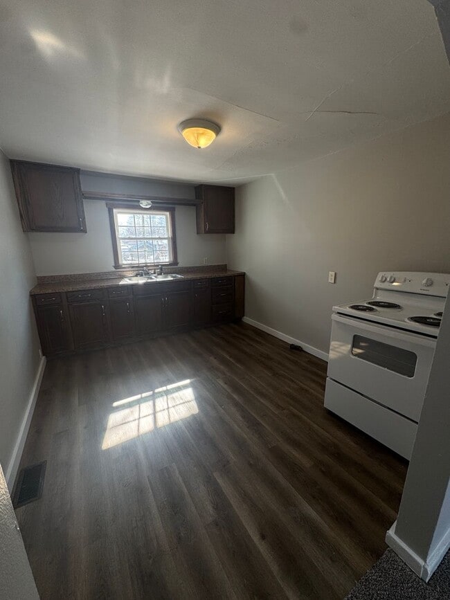 Building Photo - 2 bedroom 1 bath house with 1 car garage