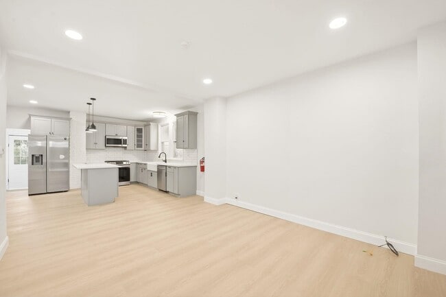 Building Photo - 139 W 51st St