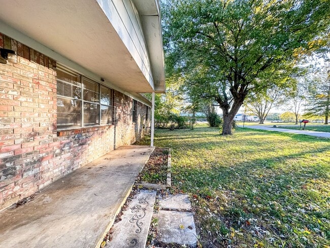 Building Photo - 3 bed/2 bath HOME w/ Garage! NOW LEASING! ...