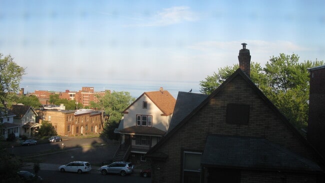 Vista desde la ventana del dormitorio Unidad #2 - 725 E 5th St