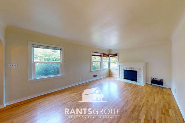 Building Photo - 2-Bedroom Home with Basement on a Spacious...