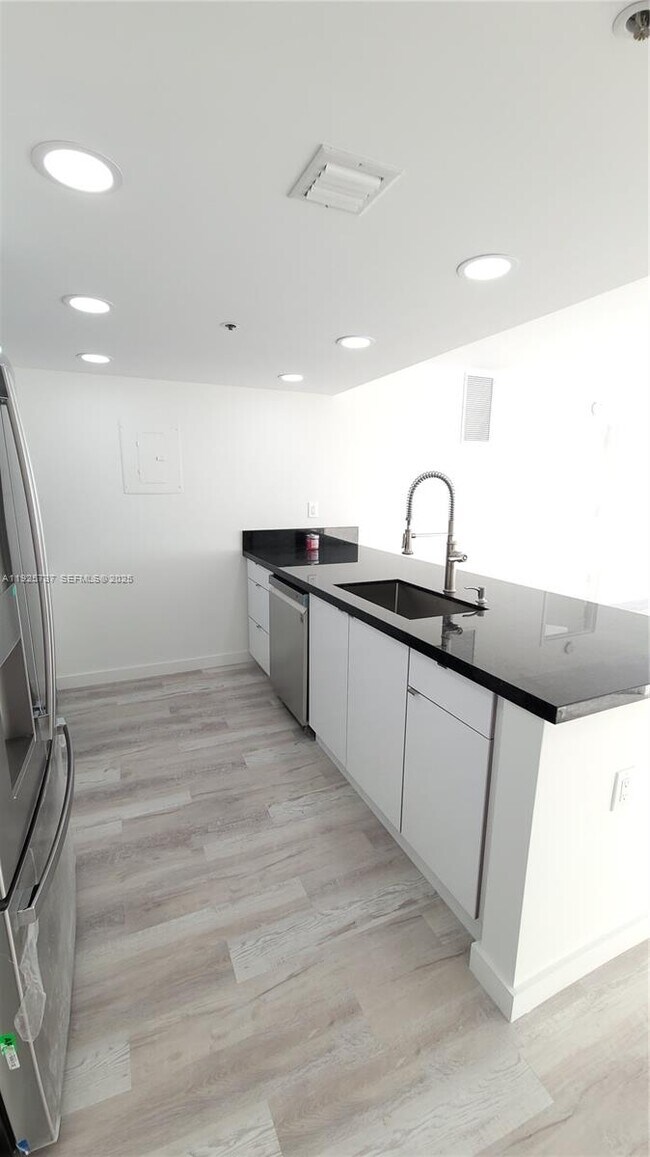 Foto del edificio - 7601 E Treasure Dr