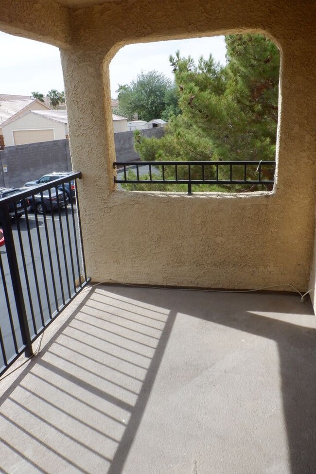 Building Photo - Two Bedroom Upstairs Condo Located in Hend...