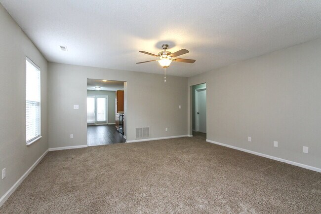 Foto del edificio - 652 Locust Grove Ln