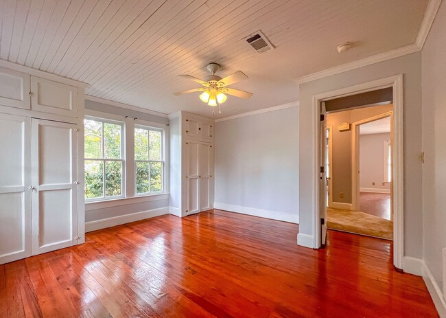 Building Photo - MIDTOWN 5/3.5 w/ 2750 sq ft, Wood Floors, ...