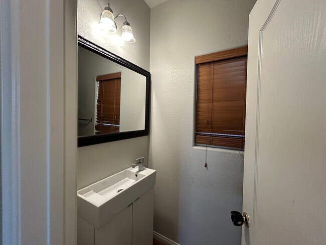 Building Photo - Great Henderson property