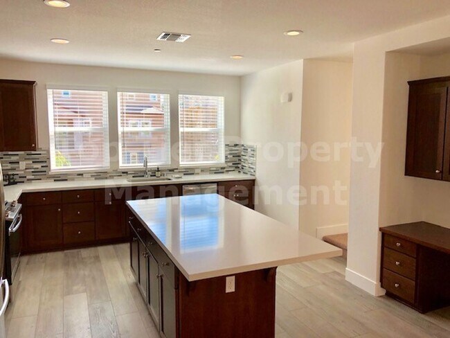 Foto del edificio - Beautiful tri-level 3 Bd/2.5 Ba, 2000 sf single-family house in Pleasant Hill available for lease...