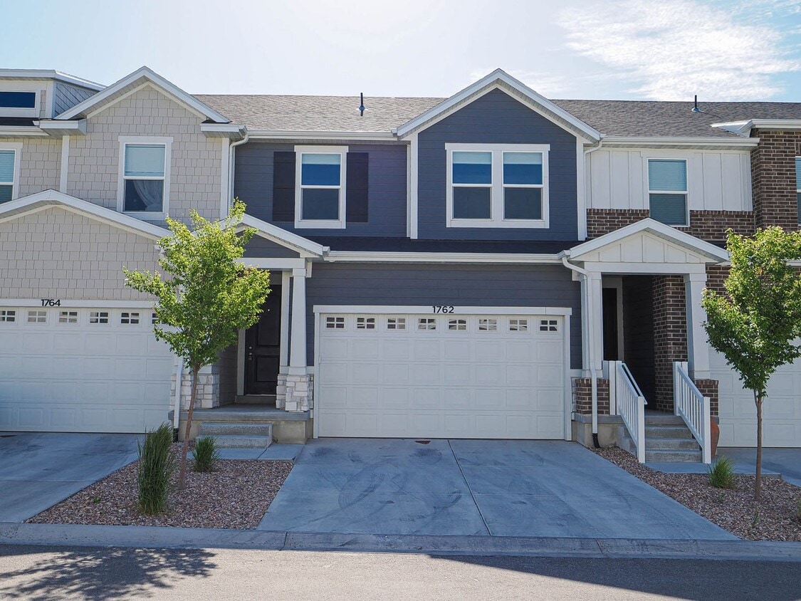 Primary Photo - 3 bedroom, 2.5 bathroom Saratoga Springs T...