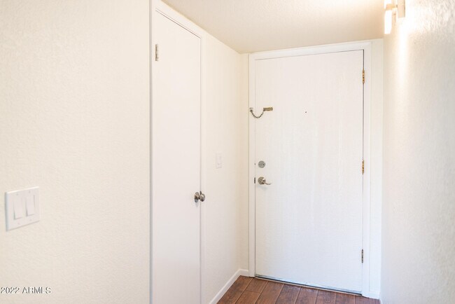 Building Photo - 4050 E Cactus Rd