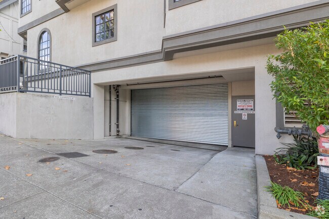 Entrada al estacionamiento - The Berk