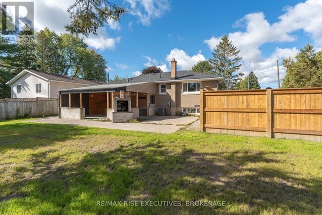 Building Photo - 740-740 Collins Bay Rd