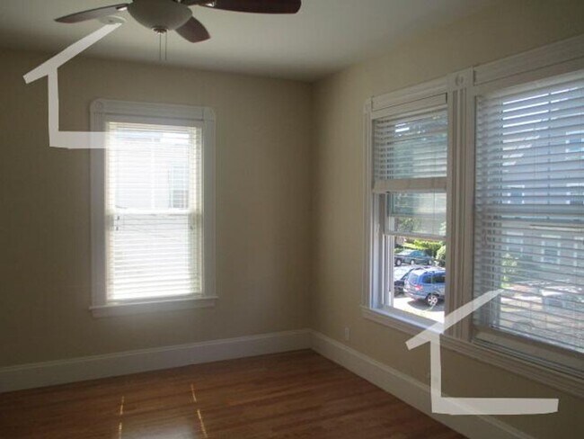 Foto del edificio - 9/1 No Fee! Renovated two-level 4BR/2BA near Brighton Center