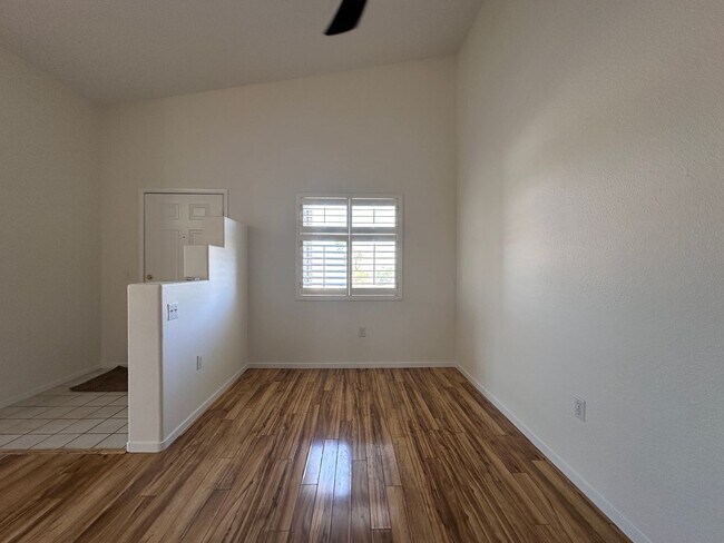 Building Photo - Great 2 bed condo in gated community!