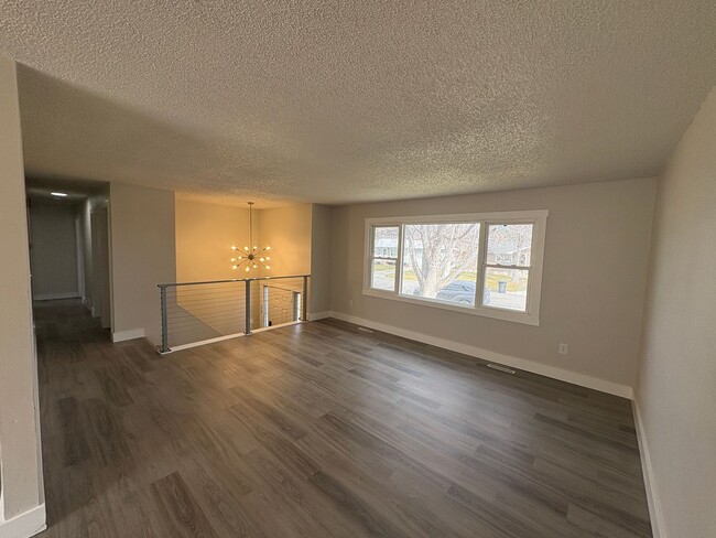 Building Photo - Spacious 5 bedroom 2 bathroom house on the west end!