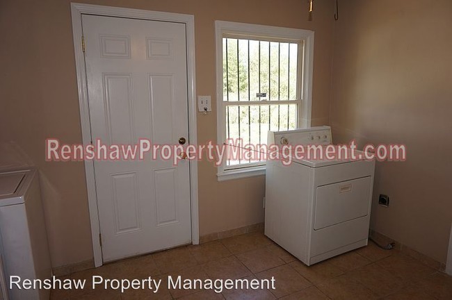 Building Photo - 3 br, 1 bath House - 883 N. Mendenhall Rd.